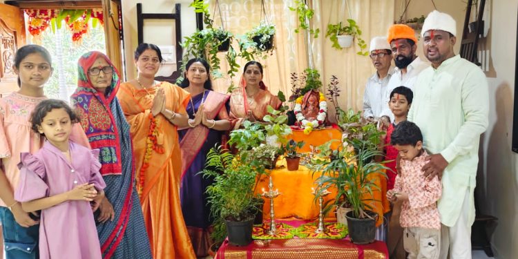 देवकर कुटुंबीयांच्या घरी बाप्पाचे मंगलमय आगमन; “भक्तीसह पर्यावरण संवर्धनाचा संकल्प.”