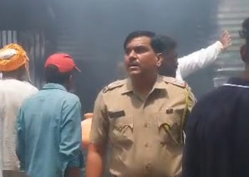 विंचूरमध्ये सिलेंडरचा स्फोट; दोन घरांना भीषण आग-पीएसआय राजकुमार डांगे यांच्या तत्परतेने मोठा अनर्थ टळला; ग्रामस्थांच्या मदतीने आग आटोक्यात.