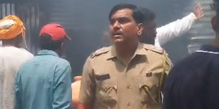 विंचूरमध्ये सिलेंडरचा स्फोट; दोन घरांना भीषण आग-पीएसआय राजकुमार डांगे यांच्या तत्परतेने मोठा अनर्थ टळला; ग्रामस्थांच्या मदतीने आग आटोक्यात.