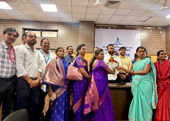 सोलापूरच्या उमेदचे ग्रामविकास मंत्री यांनी केले कौतुक;गणेशोत्सवात केली १.६५ कोटींची ऐतिहासिक उलाढाल.