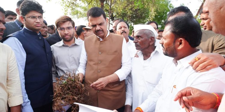 शेतकऱ्यांच्या बांधावर मुख्यमंत्री फडणवीस; कारंब्यात खरीप पिकांच्या नुकसानीची प्रत्यक्ष पाहणी;दुष्काळसदृश परिस्थितीची घेतली माहिती; शेतकऱ्यांशी साधला थेट संवाद.