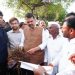 शेतकऱ्यांच्या बांधावर मुख्यमंत्री फडणवीस; कारंब्यात खरीप पिकांच्या नुकसानीची प्रत्यक्ष पाहणी;दुष्काळसदृश परिस्थितीची घेतली माहिती; शेतकऱ्यांशी साधला थेट संवाद.