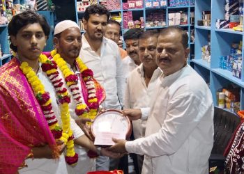 नगरसेवक महेश इंगळे यांच्या हस्ते संजरी ऑटोमोबाईल्सच्या दालनाचा शुभारंभ.