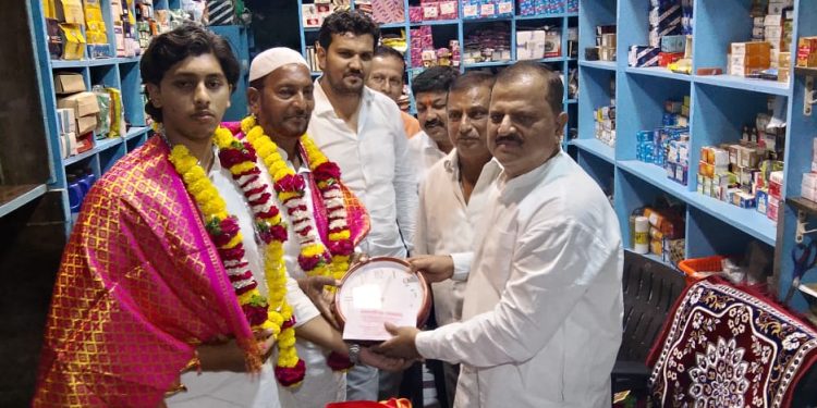 नगरसेवक महेश इंगळे यांच्या हस्ते संजरी ऑटोमोबाईल्सच्या दालनाचा शुभारंभ.