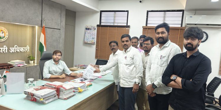 चंद्रपूरच्या सीएएफओंच्या कामकाजाच्या निषेधार्थ आज लेखा कर्मचारी काळ्या फिती लावून करणार काम.