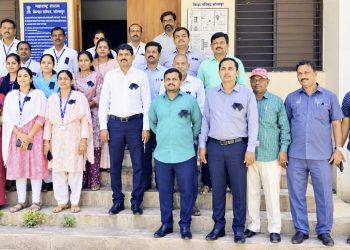 चंद्रपूरच्या लेखा अधिकाऱ्यांच्या कथित वादग्रस्त कामकाजाविरोधात सोलापूरच्या लेखा कर्मचाऱ्यांचे काळ्या फिती लावून आंदोलन.