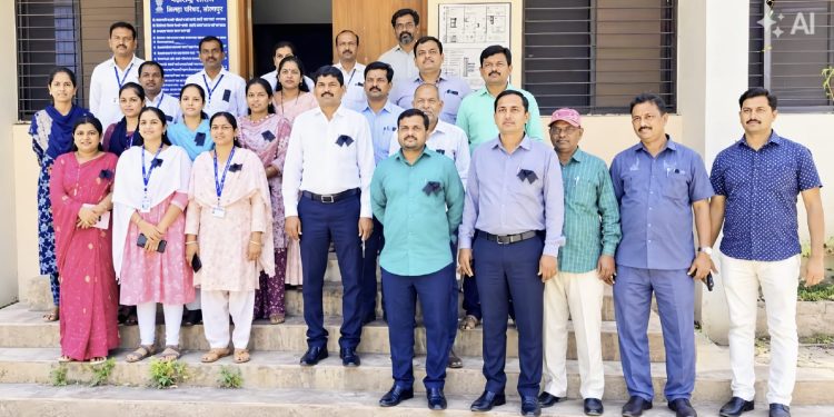 चंद्रपूरच्या लेखा अधिकाऱ्यांच्या कथित वादग्रस्त कामकाजाविरोधात सोलापूरच्या लेखा कर्मचाऱ्यांचे काळ्या फिती लावून आंदोलन.