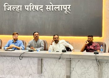 सेवा संकल्प अभियानाच्या अनुषंगाने जिल्हा परिषद सोलापूरमध्ये ‘माहितीचा अधिकार दिन’ उत्साहात साजरा-माहिती अधिकार कायद्याबाबत यशदा चे मुख्य प्रशिक्षक शिवाजी पवार यांचे सखोल मार्गदर्शन.