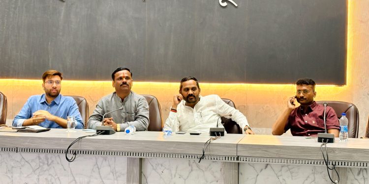 सेवा संकल्प अभियानाच्या अनुषंगाने जिल्हा परिषद सोलापूरमध्ये ‘माहितीचा अधिकार दिन’ उत्साहात साजरा-माहिती अधिकार कायद्याबाबत यशदा चे मुख्य प्रशिक्षक शिवाजी पवार यांचे सखोल मार्गदर्शन.