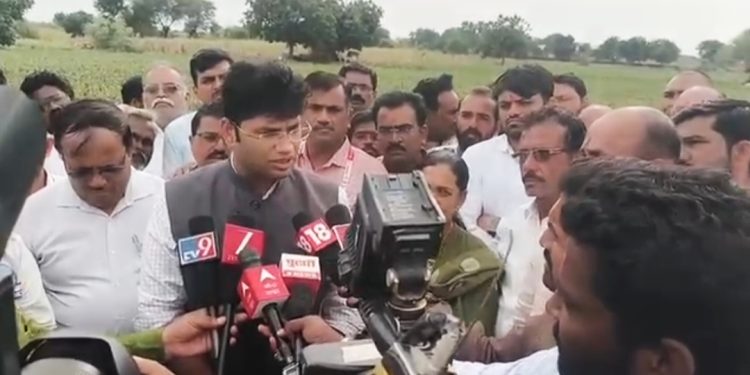 अक्कलकोट तालुक्यात दुष्काळसदृश परिस्थितीची जिल्हाधिकाऱ्यांकडून पाहणी; शेतकऱ्यांशी साधला थेट संवाद
