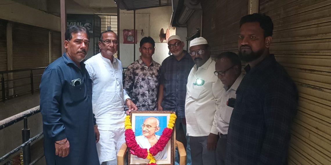 गांधी जयंतीनिमित्त सोलापुरात काँग्रेसच्या वतीने महात्मा गांधींना अभिवादन.