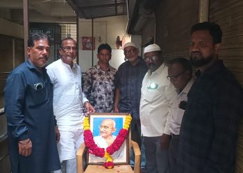 गांधी जयंतीनिमित्त सोलापुरात काँग्रेसच्या वतीने महात्मा गांधींना अभिवादन.