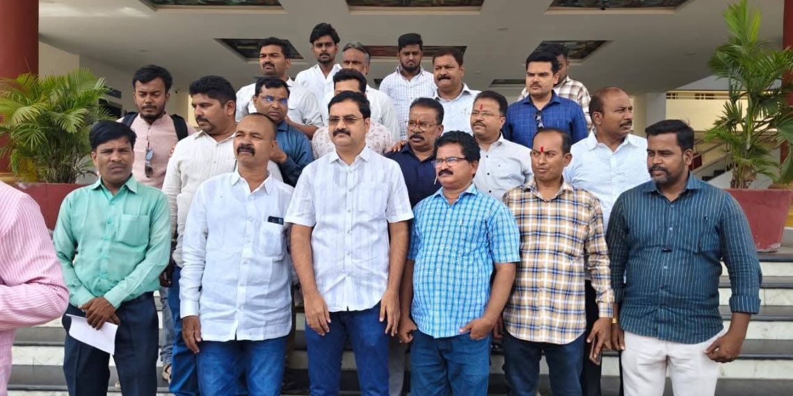 निखिल सुक्रे हल्ल्याप्रकरणी सोलापुरातील पत्रकार संघटना आक्रमक ;पत्रकार संरक्षण कायद्यानुसार कठोर कारवाईची मागणी; कारवाई न झाल्यास आंदोलनाचा इशारा.
