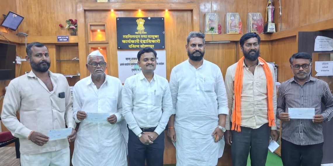 दक्षिण सोलापुरातील वीज पडून जनावरांचा मृत्यू; बाधित शेतकऱ्यांना लाखोंची आर्थिक मदत- तहसीलदार किरण जमदाडे यांचे विशेष प्रयत्न.