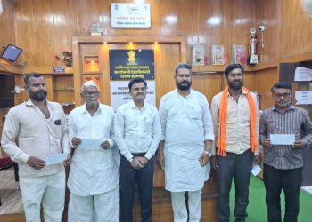 दक्षिण सोलापुरातील वीज पडून जनावरांचा मृत्यू; बाधित शेतकऱ्यांना लाखोंची आर्थिक मदत- तहसीलदार किरण जमदाडे यांचे विशेष प्रयत्न.