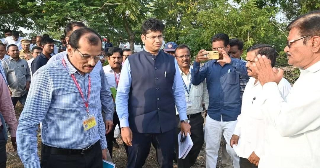 सोलापूर जिल्ह्यात दुष्काळाची तीव्रता गंभीर; केंद्रीय पथकाकडून शेतपिकांची प्रत्यक्ष पाहणी.