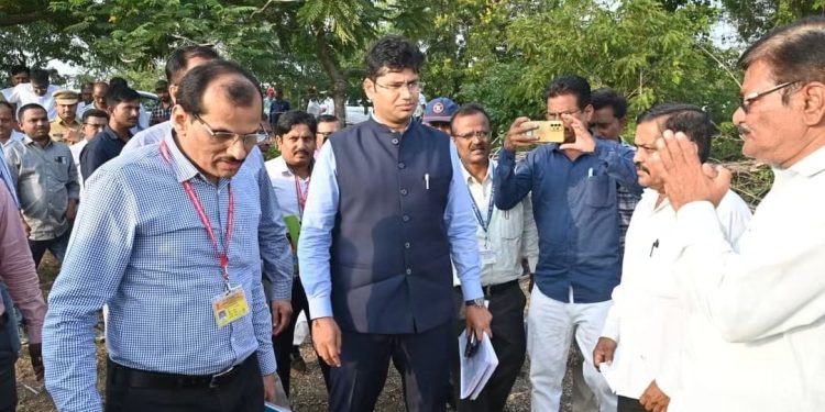 सोलापूर जिल्ह्यात दुष्काळाची तीव्रता गंभीर; केंद्रीय पथकाकडून शेतपिकांची प्रत्यक्ष पाहणी.